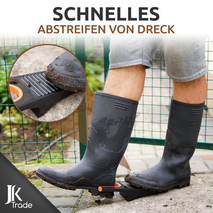 Groben Schmutz am orangen Stiefelknecht einfach abstreifen